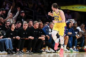 nba录像新浪微博全场回放_(98直播吧nba录像回放)