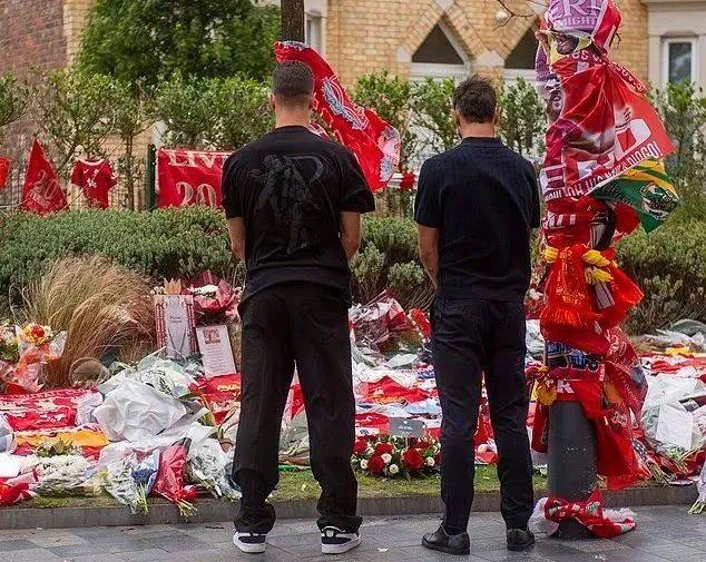 阿莫林携曼联球员悼念若塔向葡萄牙同胞致敬的简单介绍 阿莫林携曼联球员悼念若塔向葡萄牙同胞致敬的简单介绍