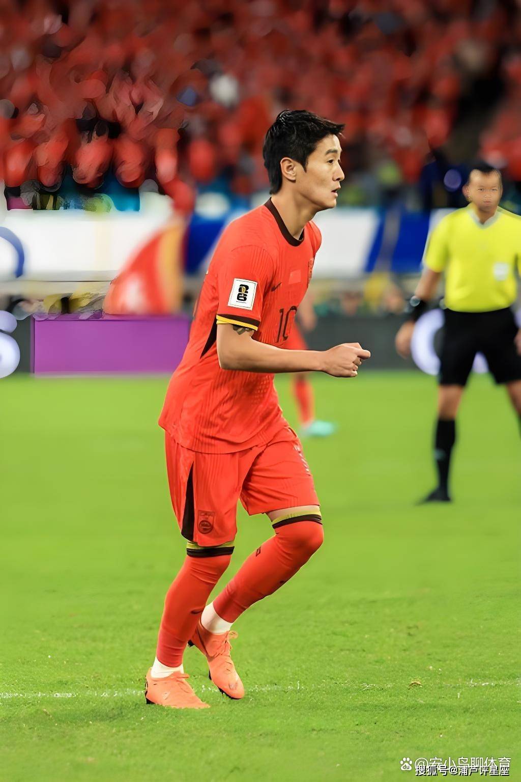 韦世豪对球迷主场声援予以回应球迷高举韦世豪球衣的简单介绍 韦世豪对球迷主场声援予以回应球迷高举韦世豪球衣的简单介绍