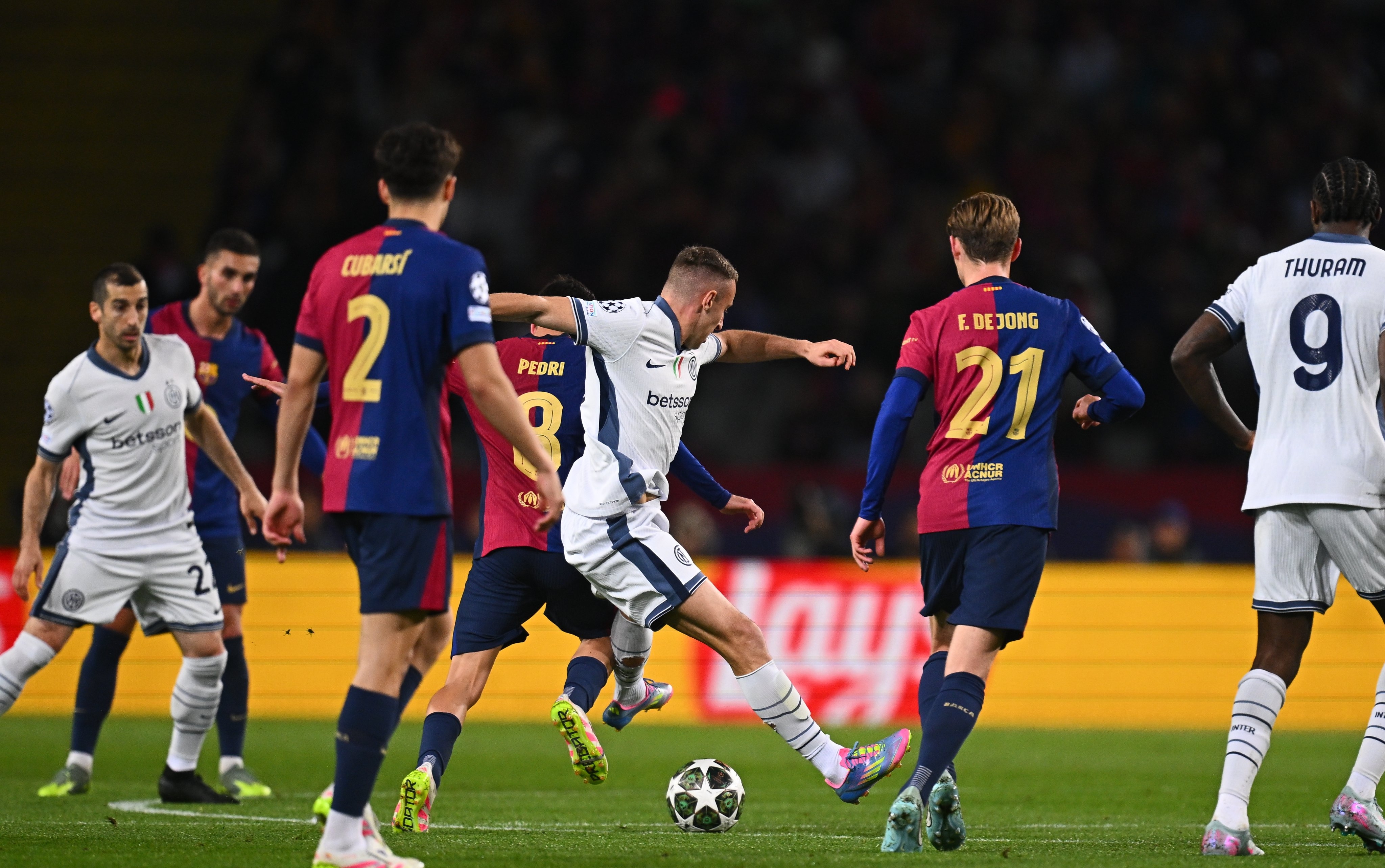 关于林加德和亚马尔赛后交换球衣巴萨与首尔FC进行热身赛的信息