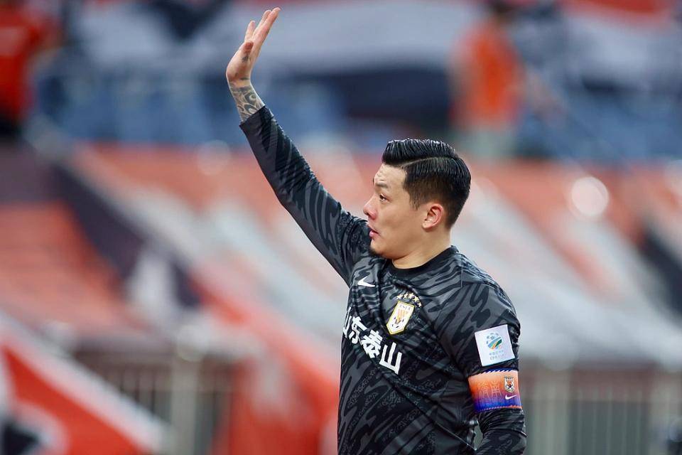 关于王大雷回应扔队长袖标争议行为和俱乐部无关的信息 关于王大雷回应扔队长袖标争议行为和俱乐部无关的信息