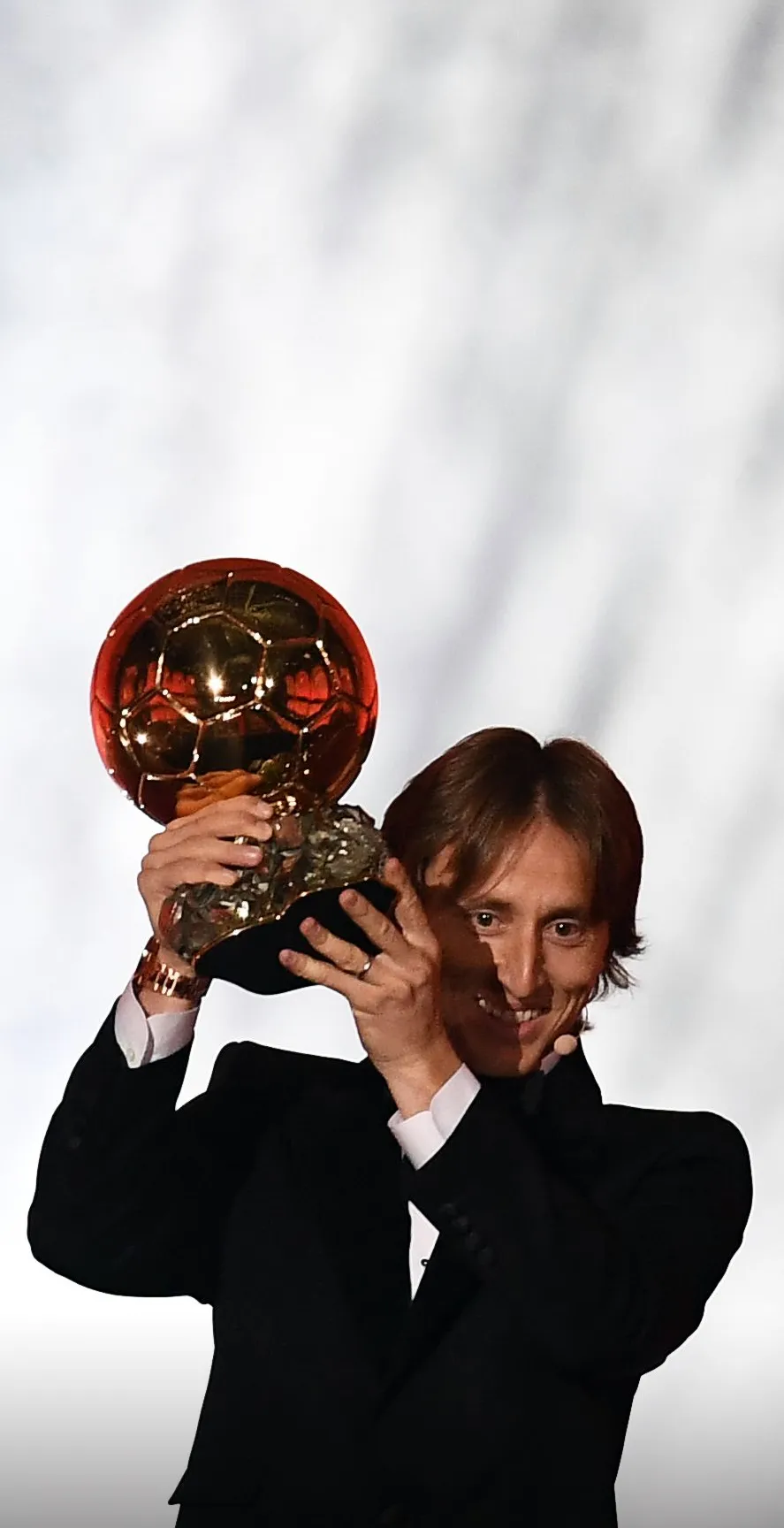 包含莫德里奇自由身加盟AC米兰双方签约一年的词条