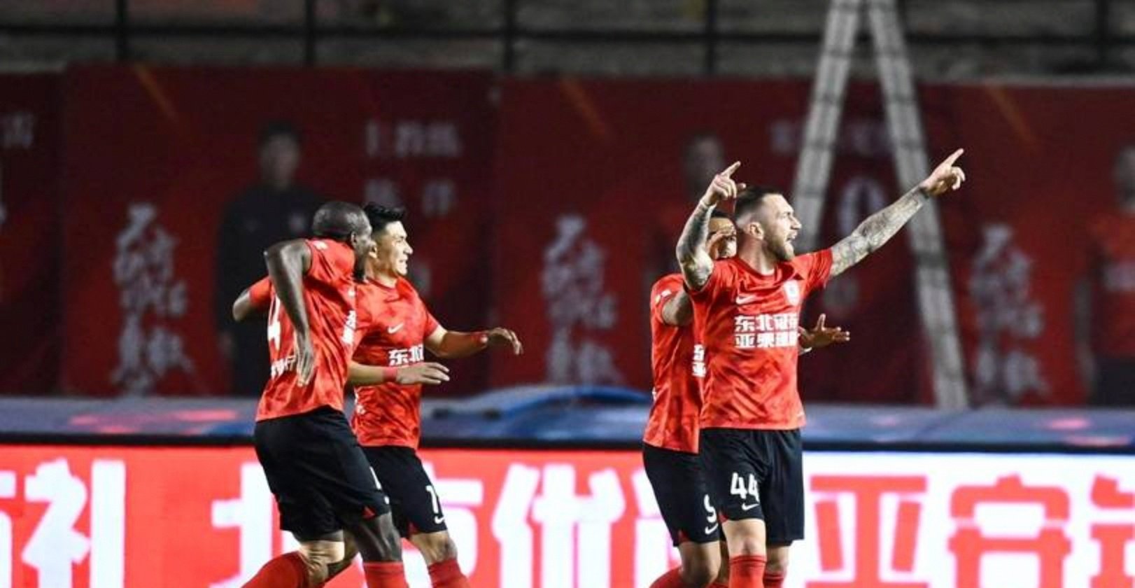 青岛海牛前锋萨里奇当选中超第28轮最佳球员戴帽助队客胜北京国安的简单介绍 青岛海牛前锋萨里奇当选中超第28轮最佳球员戴帽助队客胜北京国安的简单介绍