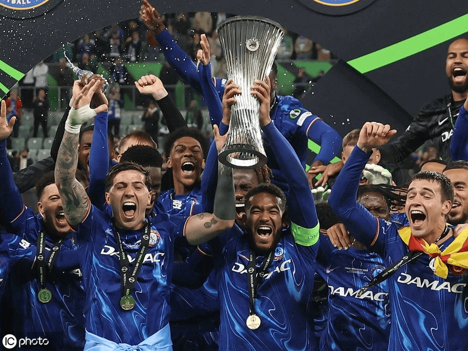 包含欧足联向切尔西颁发特别纪念奖表彰足坛独一份欧战全满贯成就的词条