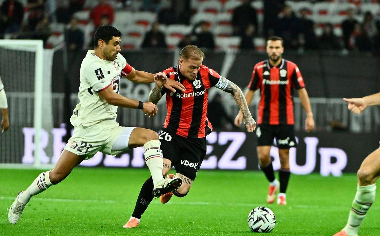 包含法甲尼斯3-2里昂迪奥普传射建功舒尔茨双响的词条