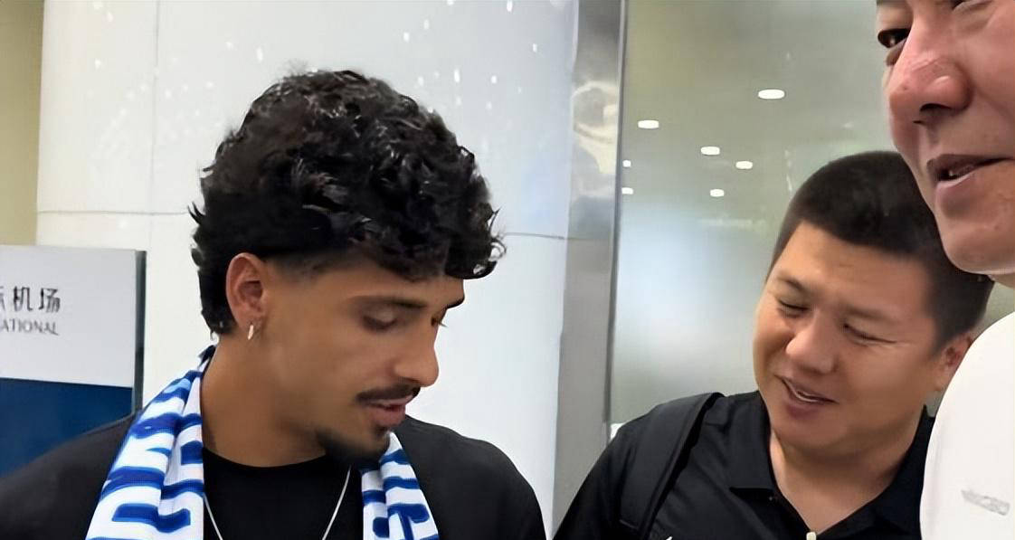 大连英博新援佩尼亚社媒晒照球员刚完成签约的简单介绍