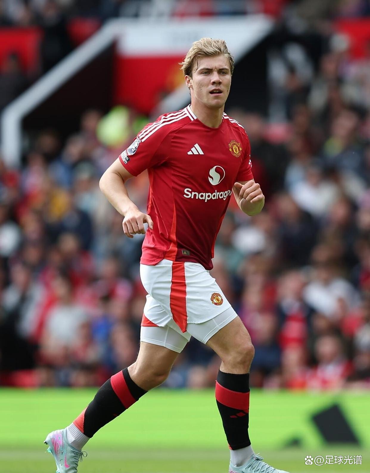 关于米兰加速推进霍伊伦的谈判球员离开曼联的可能性正在增加的信息