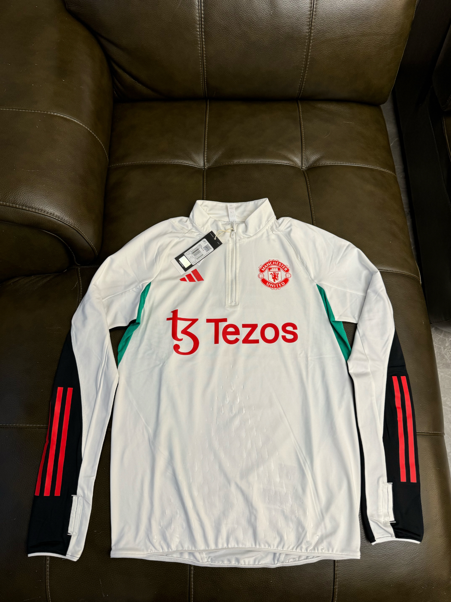 曼联发布25/26赛季训练服寻找新赞助商的简单介绍