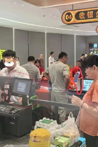 张稀哲在国安商店当收银员为顾客结账的简单介绍