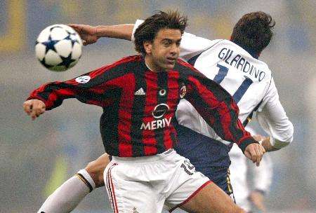 关于穆里尼奥悼念前波尔图队长科斯塔两人曾一起赢得欧冠冠军的信息